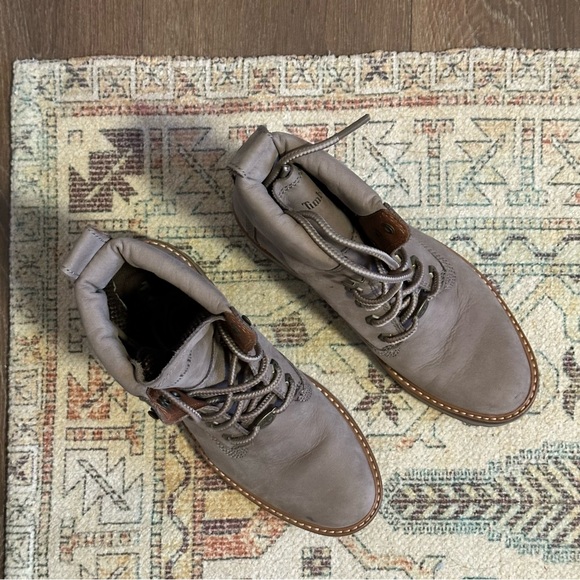 NWOT Timberland Women's Water Resistant Hiking Boot Taupe Size 6 - Picture 2 of 8